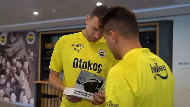 Fenerbahçeli Cengiz Ünder, arkadaşlarına 'Nutuk' hediye etti!
