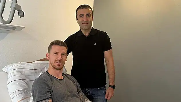 Fenerbahçeli futbolcu Serdar Aziz, Almanya'da operasyon geçirdi
