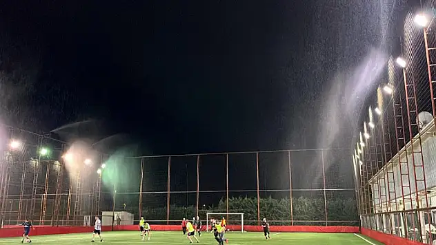 Ferahlatan futbol: Halı sahaya su püskürtme sistemi kuruldu
