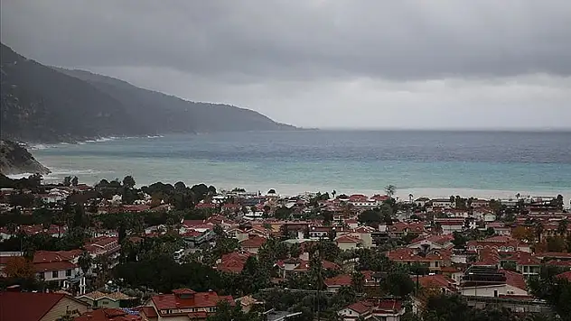 Fethiye'de sağanak sonrası Ölüdeniz'in rengi değişti