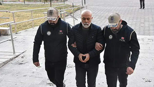 FETÖ firarisi eski vali Pek yakalandı
