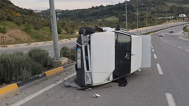 Fiat Tofaş'ın hurdaya döndüğü kazada 4 kişi yaralandı
