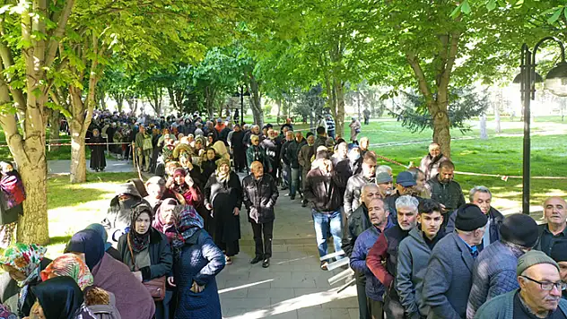 Fide dağıtımında 5 bin kişi, kuyruk oluşturdu
