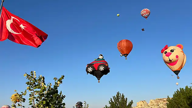 Figürlü sıcak hava balonları Ürgüp semalarını renklendirdi
