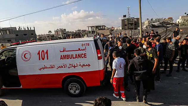 Filistin Kızılayı: İsrail'in ambulansları vurması nedeniyle yaralılara ulaşamıyoruz
