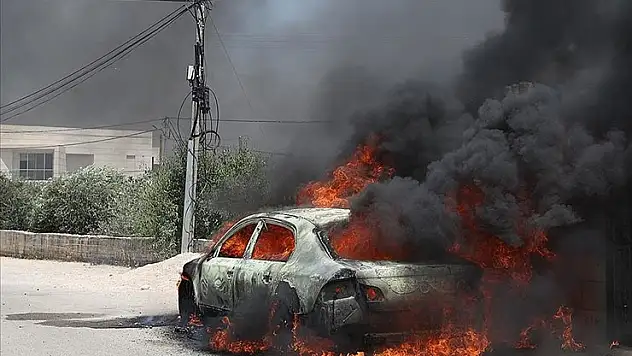 Filistin topraklarını gasbeden İsrailliler, Batı Şeria'daki Attara beldesinde iki aracı ateşe verdi