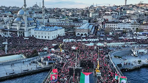 Filistin'e destek için 520 bin kişi Galata Köprüsü'nde buluştu