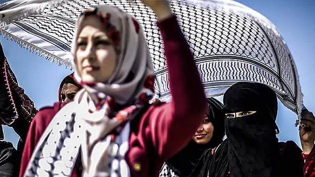 Filistinli kadınlar Gazze şeridi yakınlarında yürüyüş düzenledi