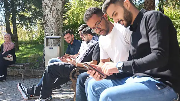 Filistinli öğrencilerin en büyük destekçileri savaştaki aileleri
