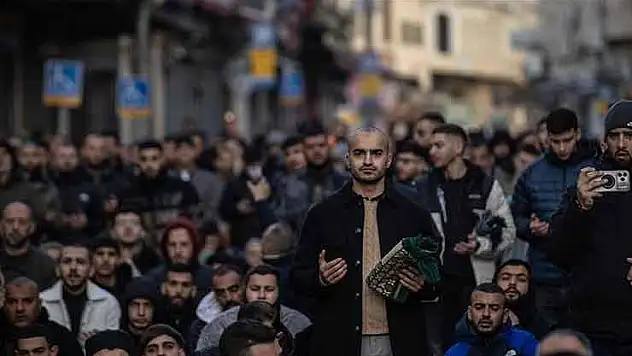 Filistinliler, bayram namazını İsrail'in kısıtlamaları nedeniyle kapatılan Mescid-i Aksa çevresinde kıldı
