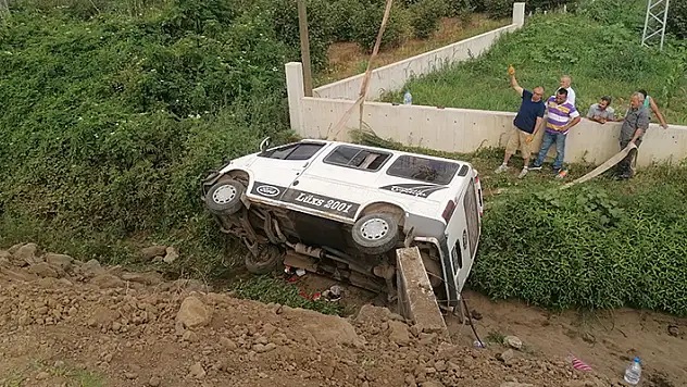 Fındık işçilerini taşıyan minibüs şarampole devrildi: 13 yaralı

