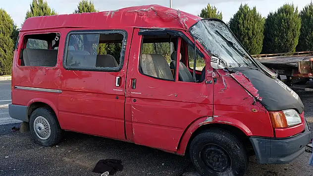Fındık işçilerini taşıyan minibüs takla attı: 15 yaralı
