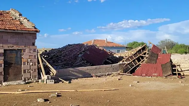Fırtına Kulu'da hasara neden oldu
