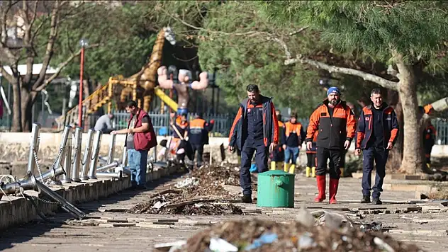 Fırtına ve selden etkilenen Zonguldak'ta temizlik çalışmaları yapılıyor
