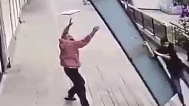 Fırtınada yardıma gitti, tabela ile birlikte uçtu
