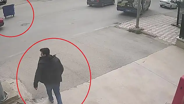 Fırtınanın savurduğu çöp konteyneri caddede gezintiye çıktı: O anlar kamerada
