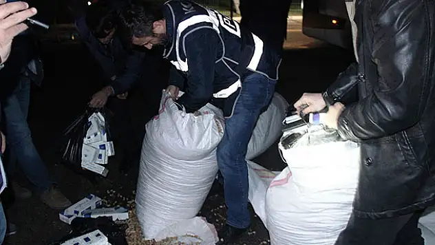 Fıstık çuvallarından 6 bin 300 paket kaçak sigara çıktı