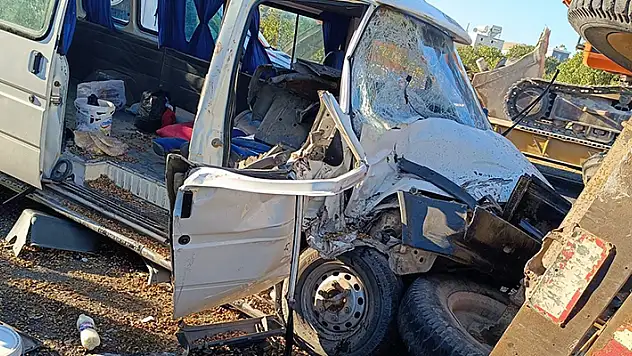 Fıstık işçilerini taşıyan minibüs, traktöre çarptı 12 yaralı
