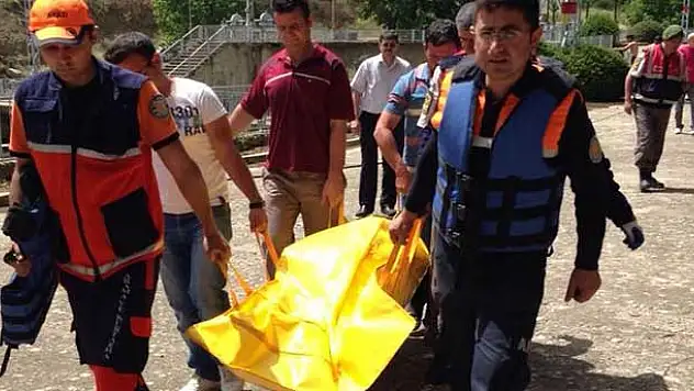 Fotoğraf çektirirken şelaleye düşerek öldü