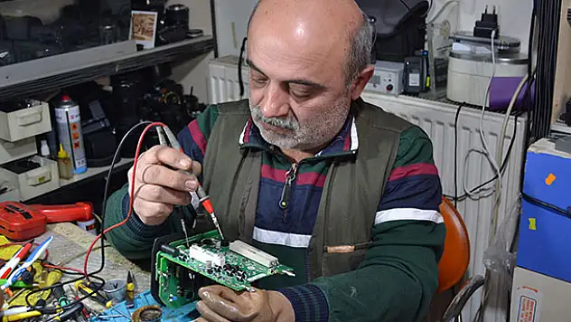 Fotoğraf makinelerini 12 yıldır tek eliyle tamir ediyor