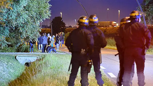 Fransa'da göçmenler tünel kapattı