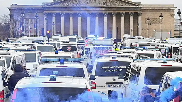 Fransa'da 'sarı yelekliler'den sonra ambulans çalışanları da sokağa döküldü