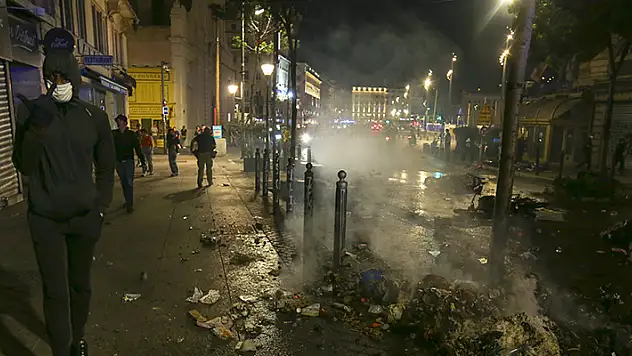 Fransa'da sokaklar polis kurşunuyla ölen genç için savaş alanına döndü
