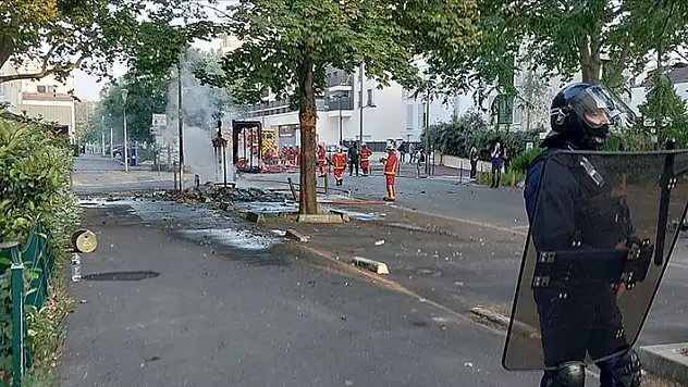 Fransa'nın bir çok kentinde belediye binaları, okullar, araçlar ateşe verildi, olaylarda 150 kişi gözaltına alındı
