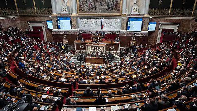Fransa'da emeklilik yaşını 64'e çıkaran reform askıya alındı