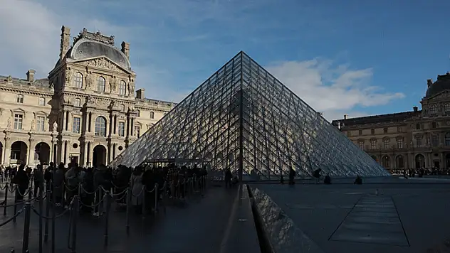 Fransa'da Louvre Müzesi'nden tarihi eser çalan hırsızlar aranıyor