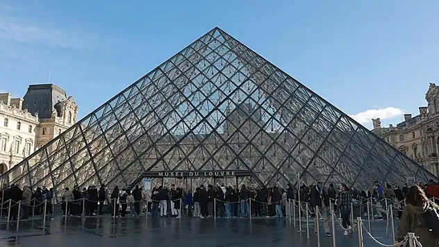 Fransa'da Louvre Müzesi'nden tarihi mücevherler çalındı