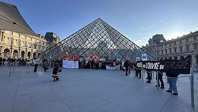 Fransa'da soygunla gündeme gelen Louvre Müzesi, çalışanların grevi nedeniyle kapalı