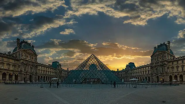 Fransa'da soygunun yaşandığı Louvre Müzesi kapılarını ziyaretçilere yeniden açtı