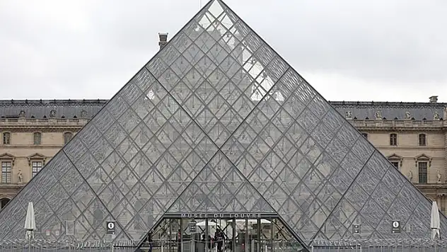 Fransa'daki dünyaca ünlü Louvre Müzesi, çalışanların grevi nedeniyle ziyarete kapalı