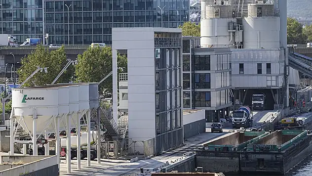 Fransız çimento devi Lafarge'ın 'terör örgütünü finanse etmekten' yargılandığı dava başladı