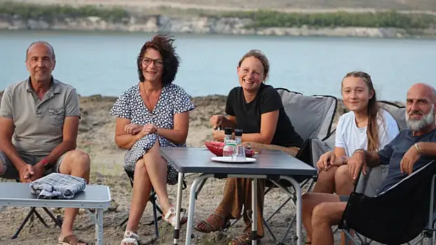 Fransız turistler Acıgöl'de kamp yaptı 
