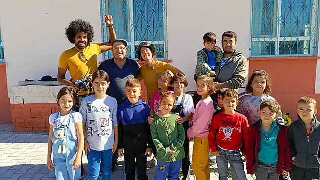 Fransız turistler Karapınar'da okul bahçesine kamp kurdu
