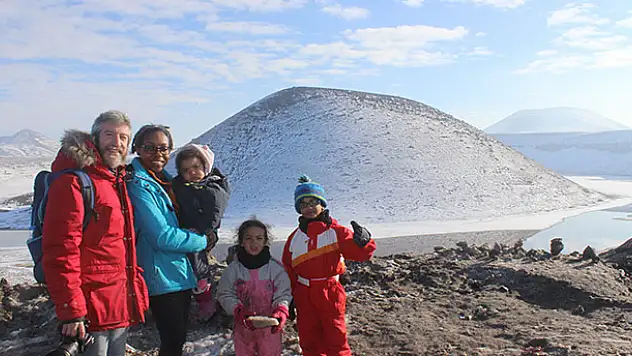 Fransız turistler Meke Gölü'nde kamp yaptı