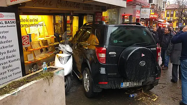 Fren yerine gaza bastı, önce yayalara çarptı, sonra dükkana girdi