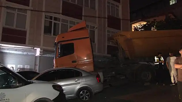 Freni boşalan hafriyat kamyonu 6 otomobile çarparak durabildi

