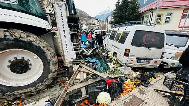 Freni boşalan iş makinesi pazara daldı
