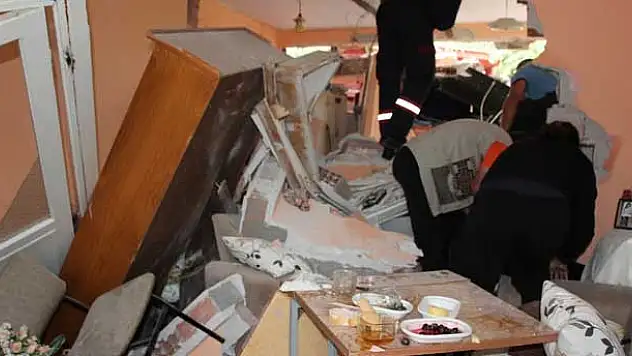 Freni boşalan kamyon kahvaltı sofrasına daldı