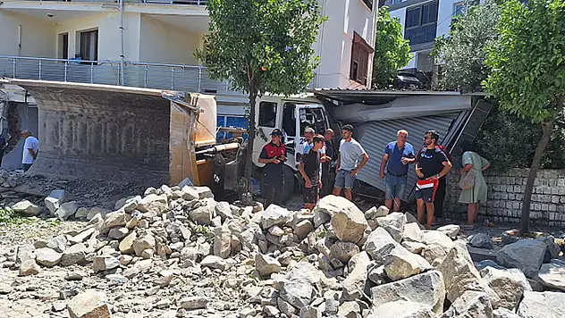 Freni boşalan kamyon ortalığı savaş alanına çevirdi 9 yaralı

