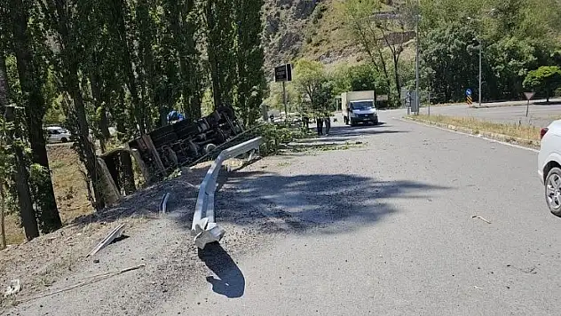 Freni boşalan kamyon uçuruma yuvarlandı: 1 ölü