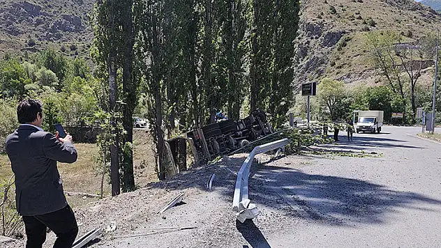 Freni boşalan kamyon uçuruma yuvarlandı: 1 ölü