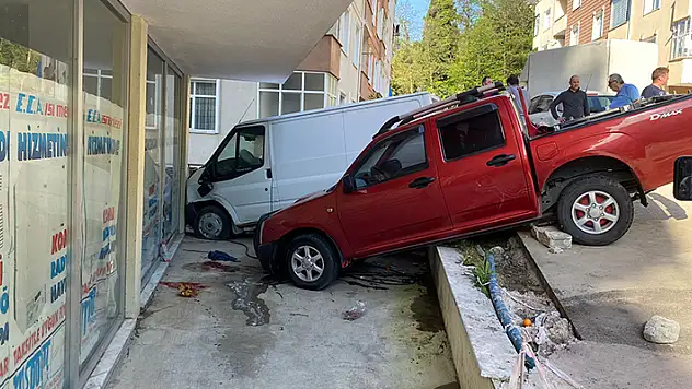 Freni boşalan minibüs park halindeki kamyonete çarptı 2 yaralı 
