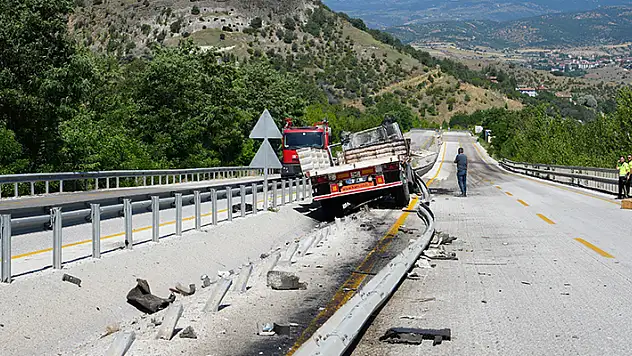 Freni boşalan tır dehşet saçtı: 1 ölü, 1 yaralı
