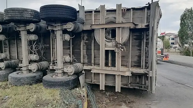 Freni boşalan tır dehşet saçtı