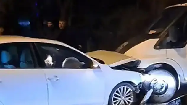 Freni patlayan kamyonet, 10 araca çarparak durabildi

