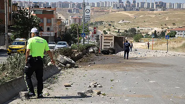 Freni patlayan moloz yüklü kamyon, önce durağı, ardından elektrik direklerini ve ağaçları yıktı
